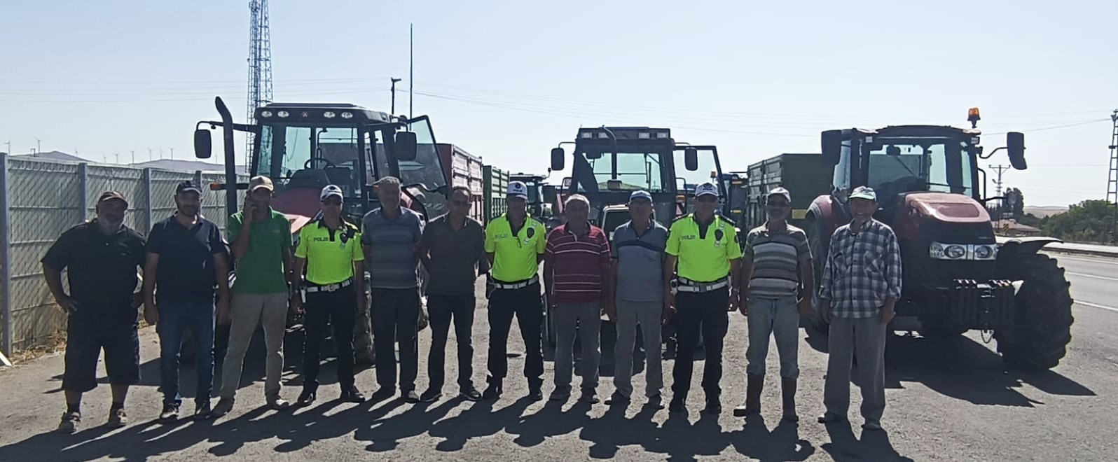 Trakt&ouml;r kazalarını &ouml;nlemek i&ccedil;in r&ouml;morklara reflekt&ouml;r takıldı
