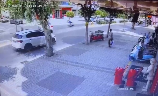 Önüne çıkan otomobili görünce motosikletiyle birlikte yola savruldu