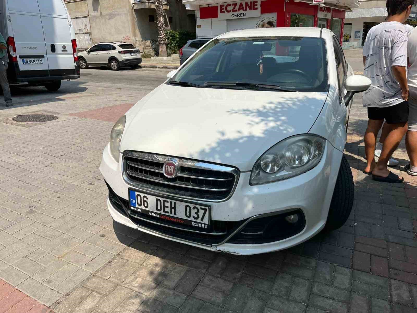 &Ouml;n&uuml;ne &ccedil;ıkan otomobili g&ouml;r&uuml;nce motosikletiyle birlikte yola savruldu
