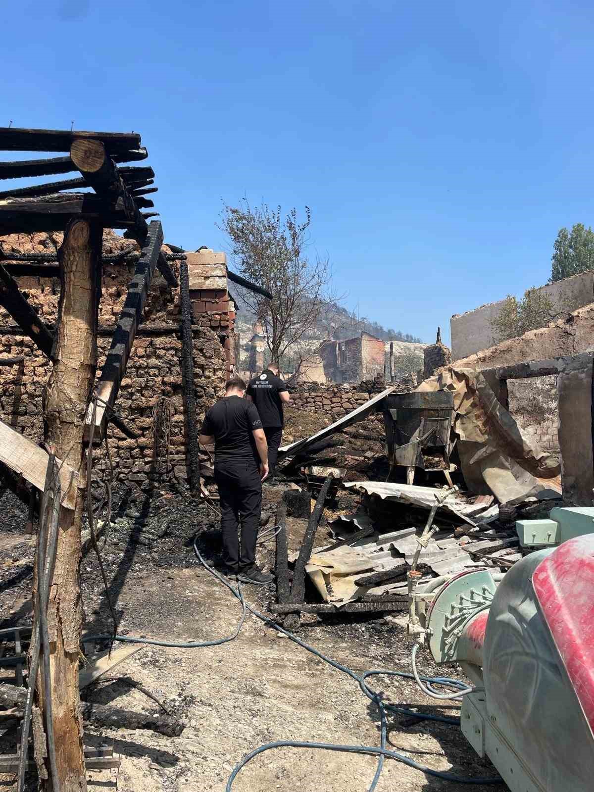 Bakan Kurum: "(Sakarya&rsquo;daki yangın) Şu ana kadar 7&rsquo;si konut toplam 12 bağımsız b&ouml;l&uuml;m&uuml;n yıkık ve ağır hasarlı olduğunu tespit ettik"
