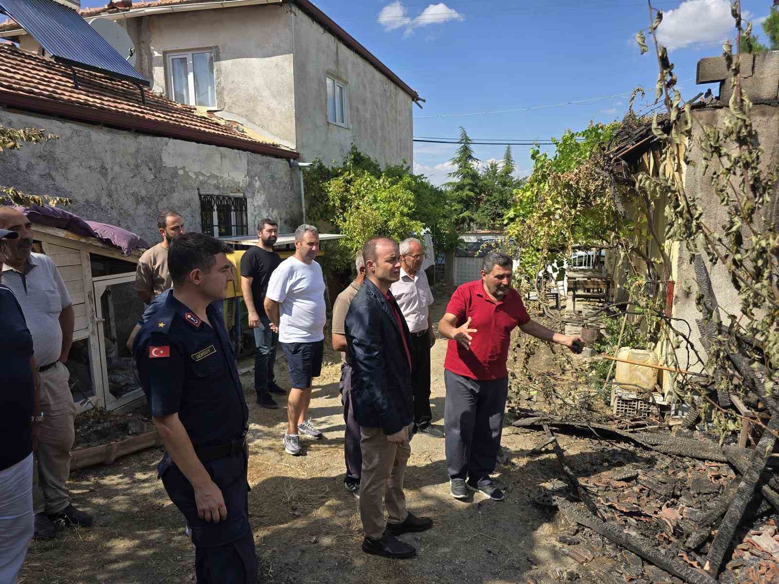 Kaymakam Dinçer, yangında zarar gören alanı yerinde inceledi