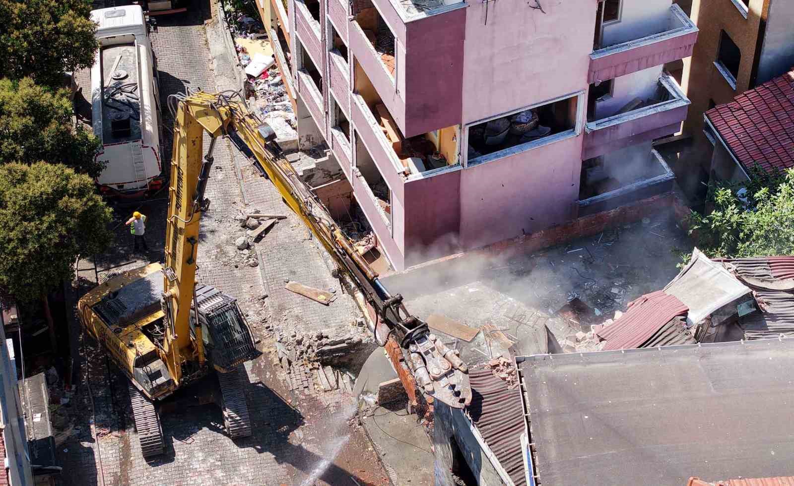 Bah&ccedil;elievler&rsquo;de kentsel d&ouml;n&uuml;ş&uuml;m kapsamında 69 bağımsız b&ouml;l&uuml;m yıkıldı
