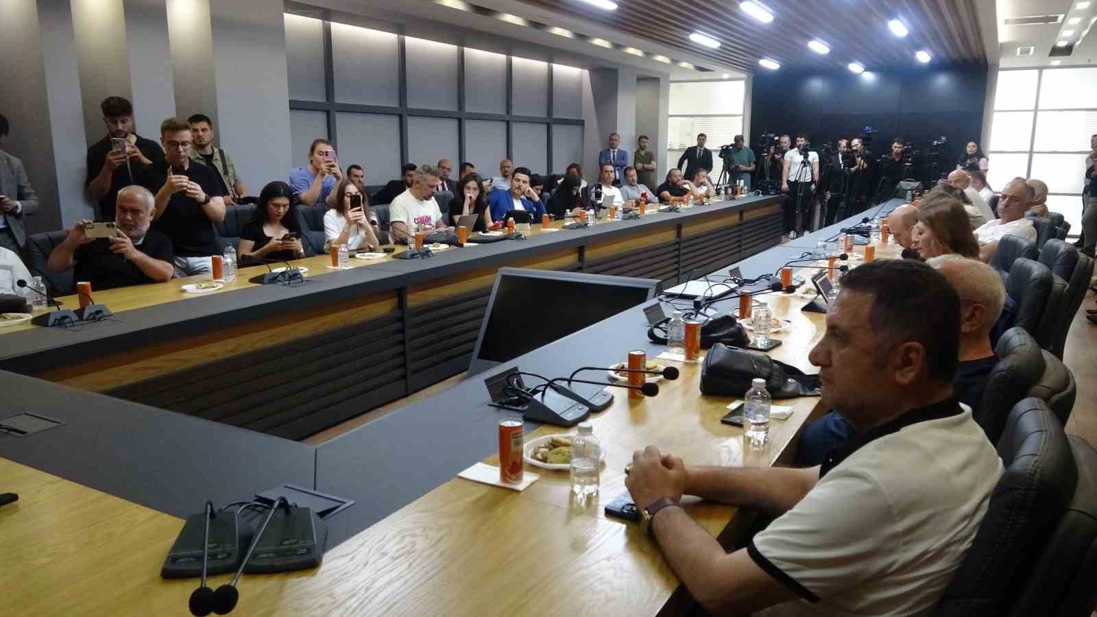 Başkan Gen&ccedil;, &Ouml;zg&uuml;r &Ouml;zel&rsquo;i &ouml;z&uuml;r dilemeye davet etti
