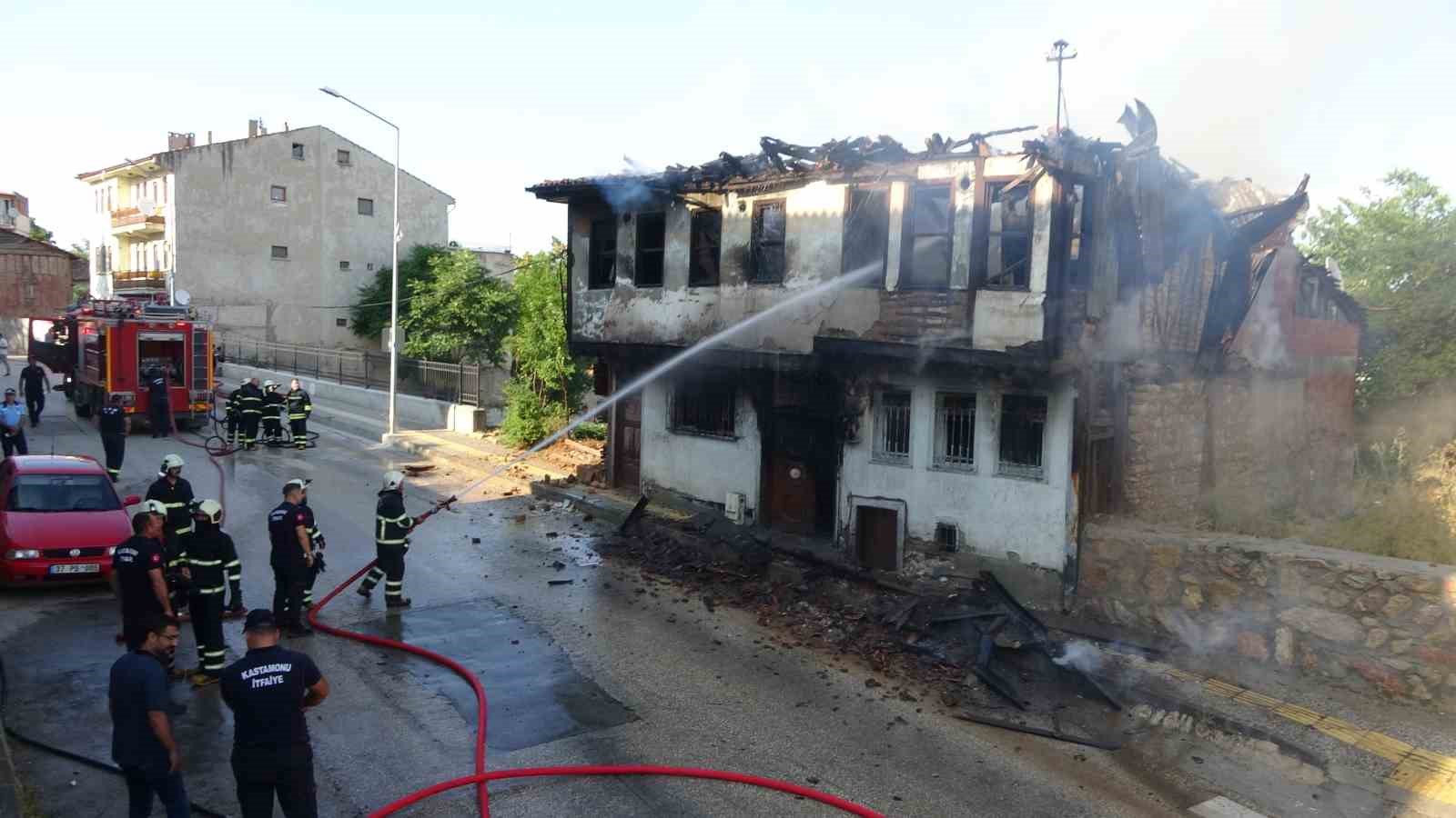 Tarihi k&uuml;lliyenin yanındaki metruk binada &ccedil;ıkan yangın korkuttu
