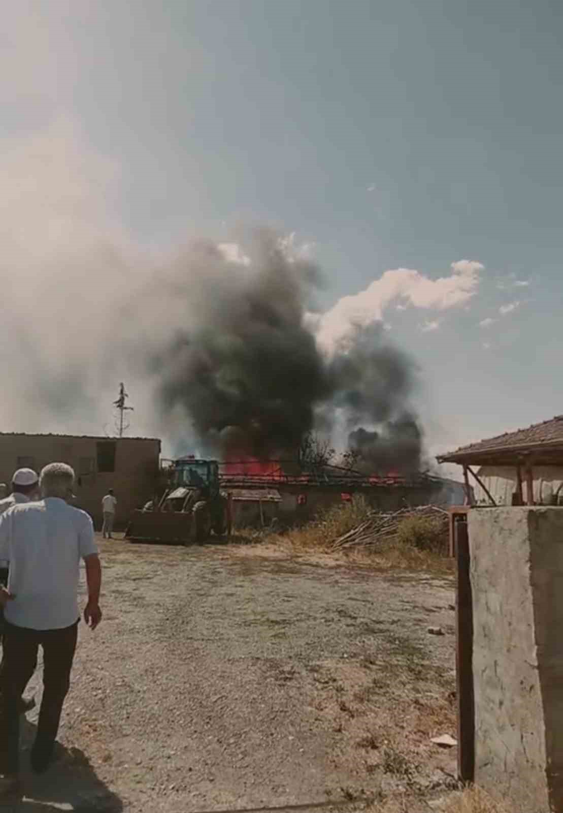 Tokat’ta çıkan yangında 1 ev ve 2 ahır küle döndü
