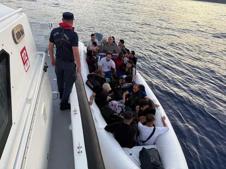 İzmir’de 31 düzensiz göçmen ve 1 kaçakçı yakalandı, 33 göçmen kurtarıldı