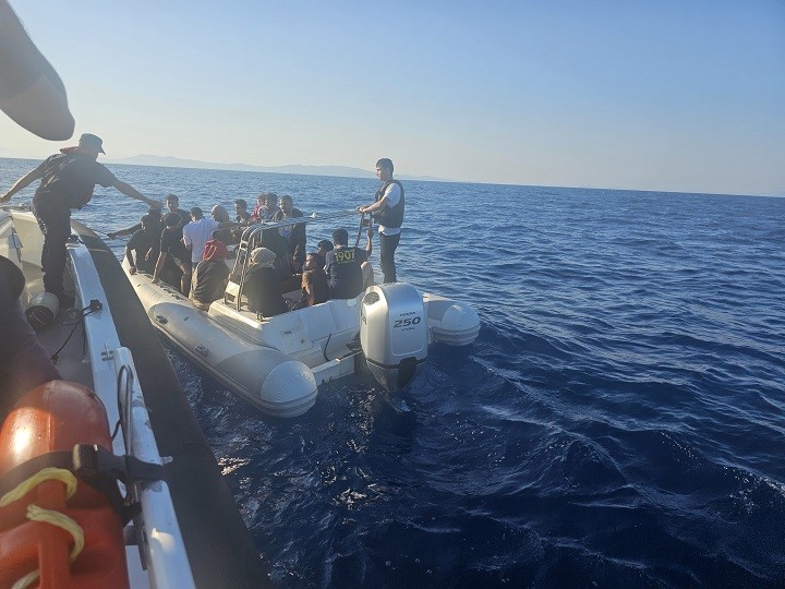 İzmir&rsquo;de 31 d&uuml;zensiz g&ouml;&ccedil;men ve 1 ka&ccedil;ak&ccedil;ı yakalandı, 33 g&ouml;&ccedil;men kurtarıldı
