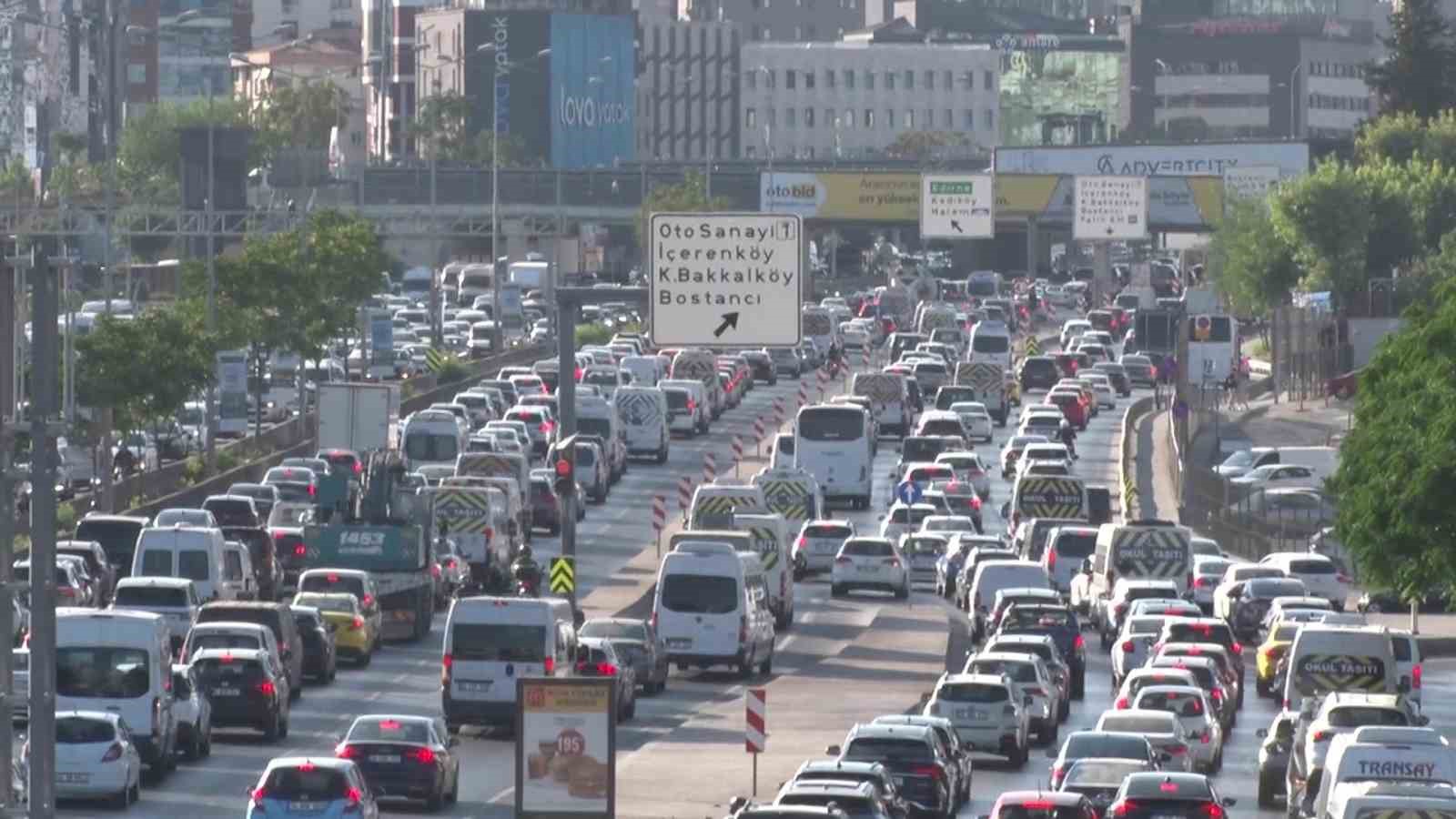 İstanbul’da haftanın ilk mesai gününde trafik yoğunluğu yaşanıyor