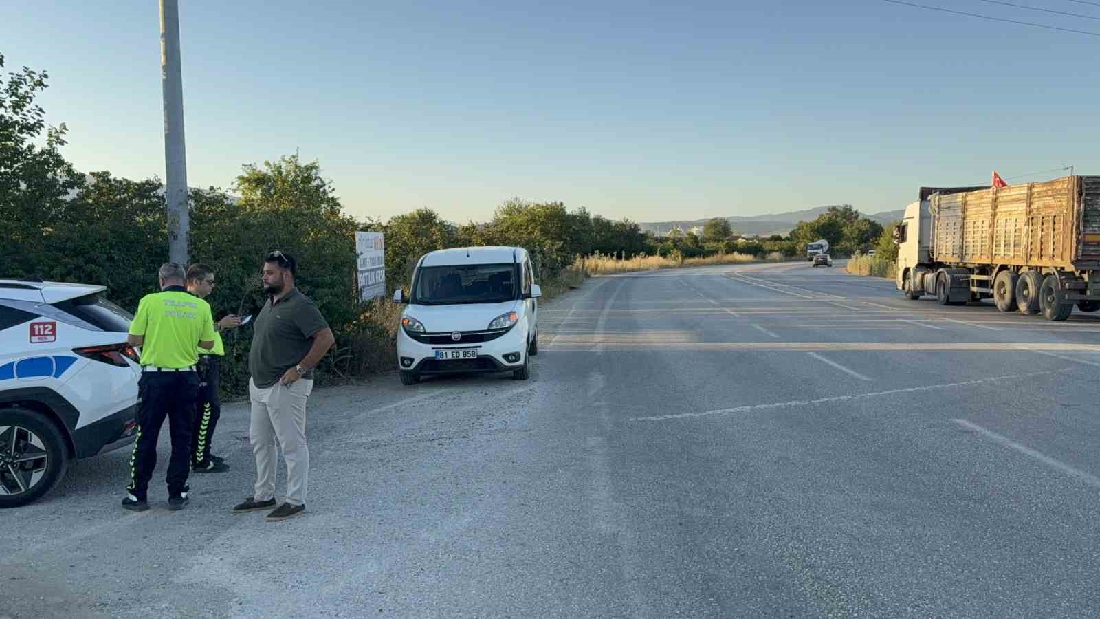 B&uuml;y&uuml;kbaş hayvana &ccedil;arpmamak i&ccedil;in manevra yapınca aracı şarampole u&ccedil;tu: 1 yaralı
