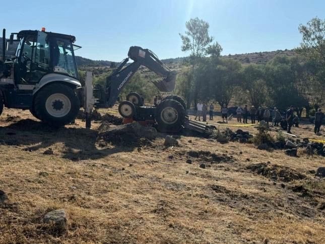 Tarlada devrilen trakt&ouml;r&uuml;n altında kalan &ccedil;ift hayatını kaybetti
