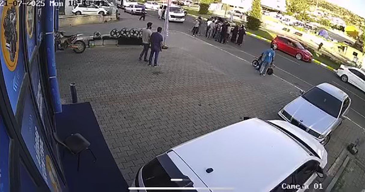 Otomobilin yaşlı adama çarptığı anlar kamerada