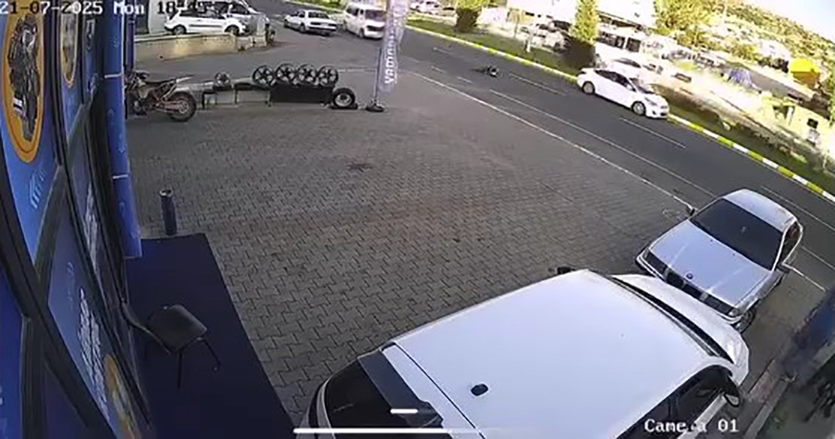 Otomobilin yaşlı adama çarptığı anlar kamerada