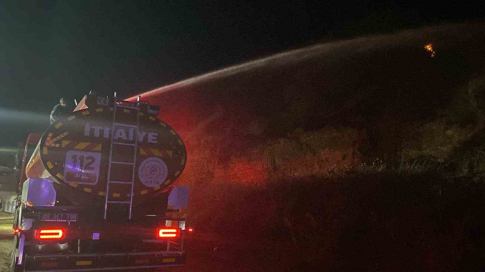 Zeytinlik alanda çıkan yangın ekiplerin erken müdahalesi ile büyümeden söndürüldü