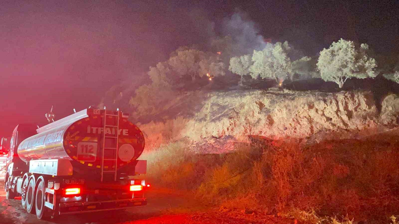 Zeytinlik alanda &ccedil;ıkan yangın ekiplerin erken m&uuml;dahalesi ile b&uuml;y&uuml;meden s&ouml;nd&uuml;r&uuml;ld&uuml;
