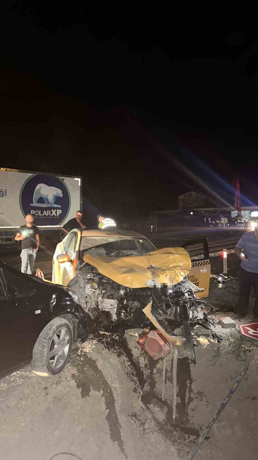 Çaycuma’da ticari taksi tıra arkadan çarptı: 1 yaralı