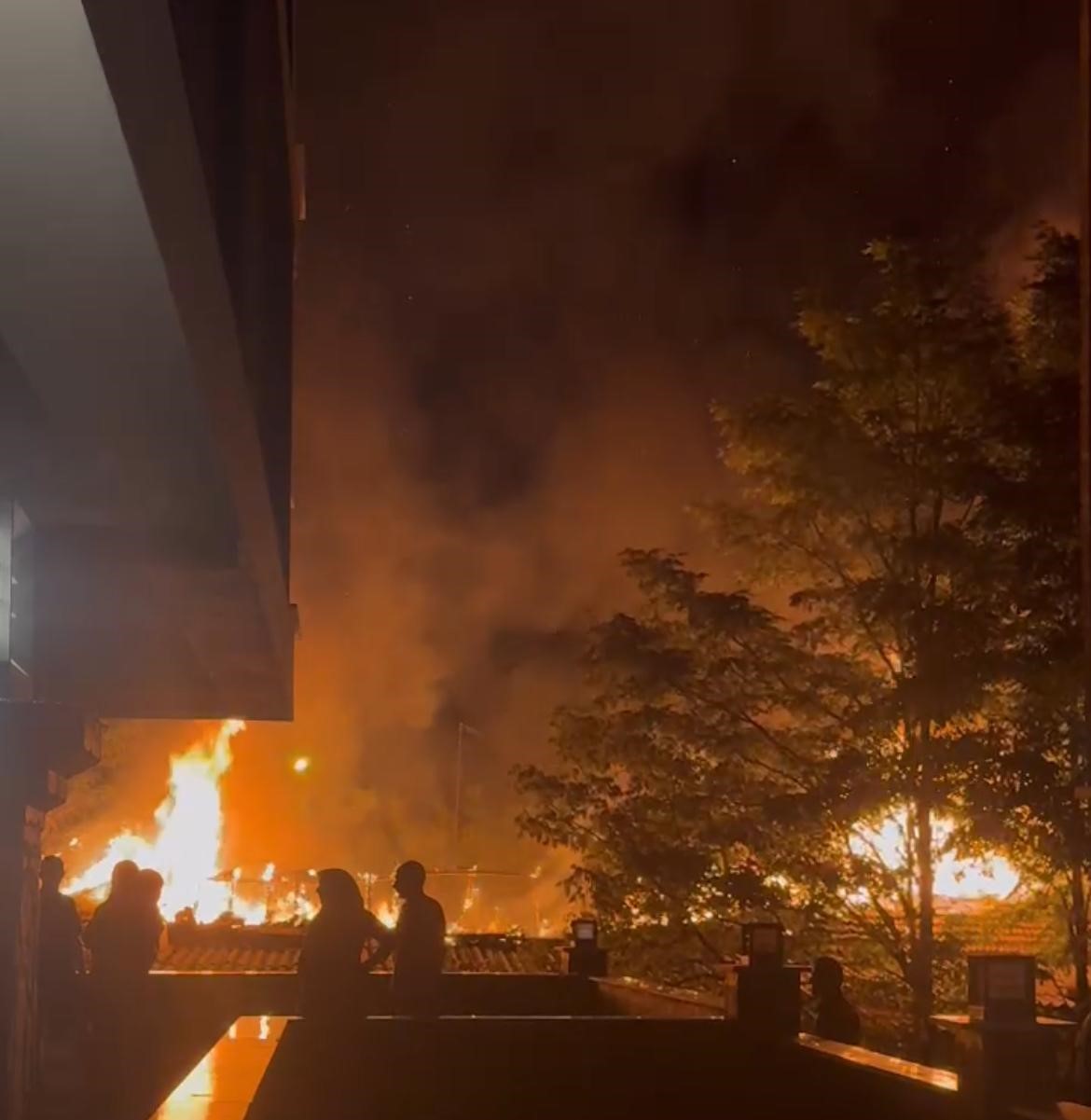 Tekirdağ’da metruk bina alev alev yandı