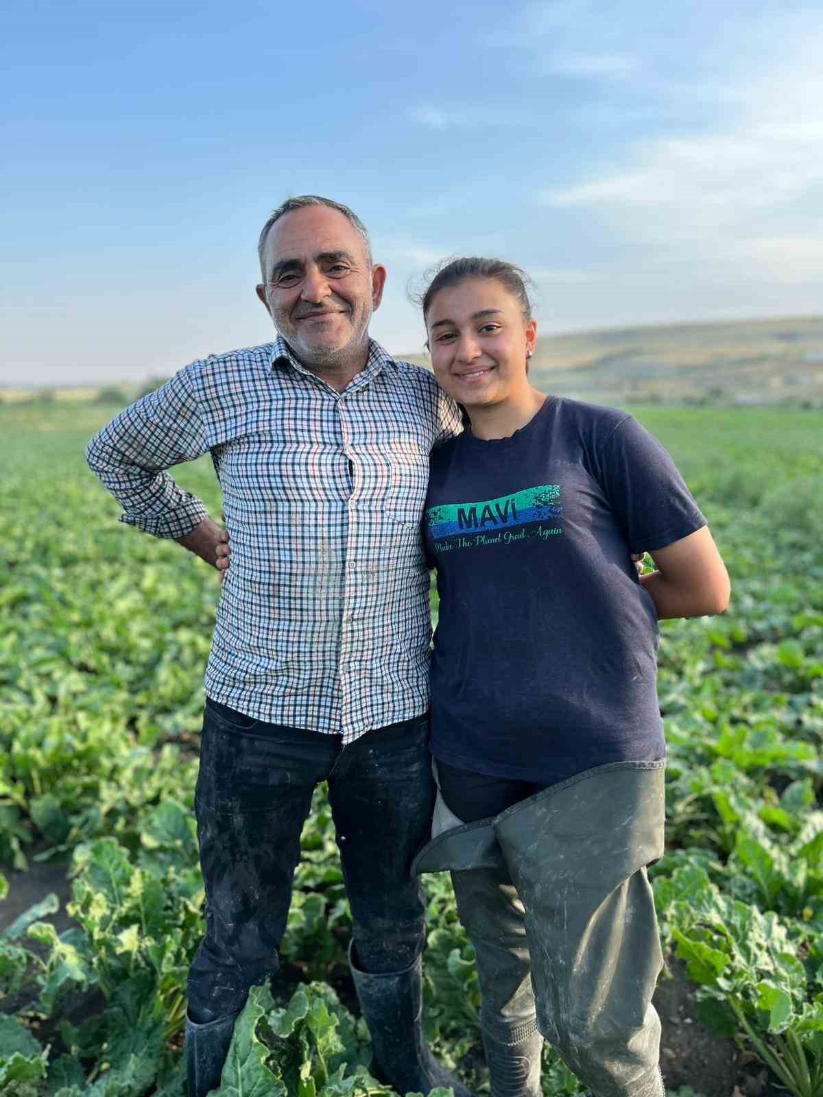 Karslı çiftçi baba çocuklarını okutmak için pancar ekiyor