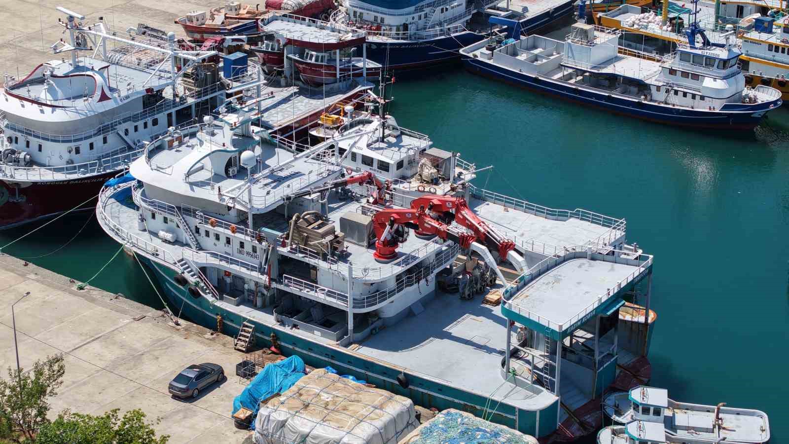 Yeni sezon öncesi teknelerde boya ve bakım mesaisi sürüyor

