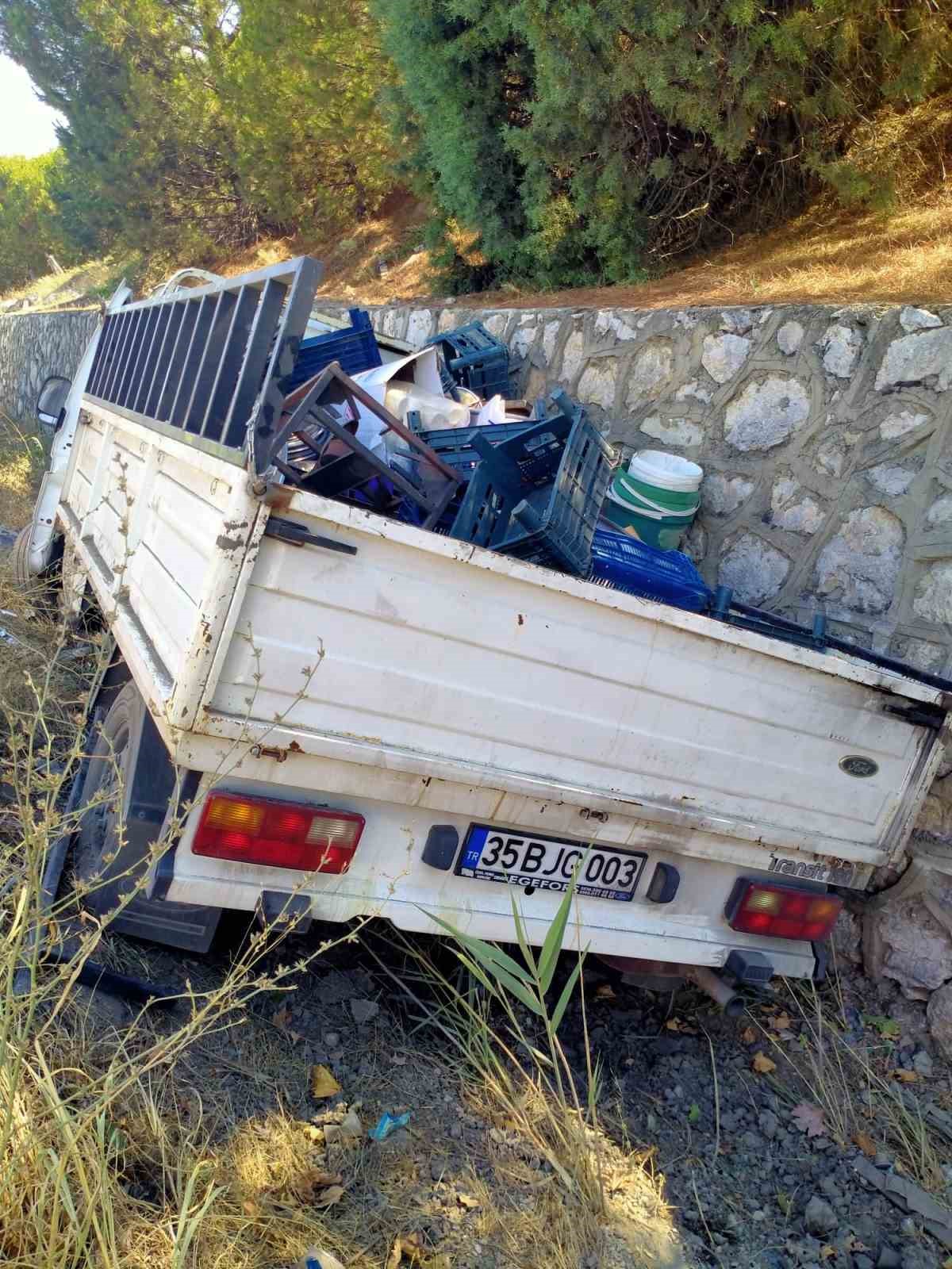 Kamyonet yoldan çıktı: Baba ve oğlu yaralandı
