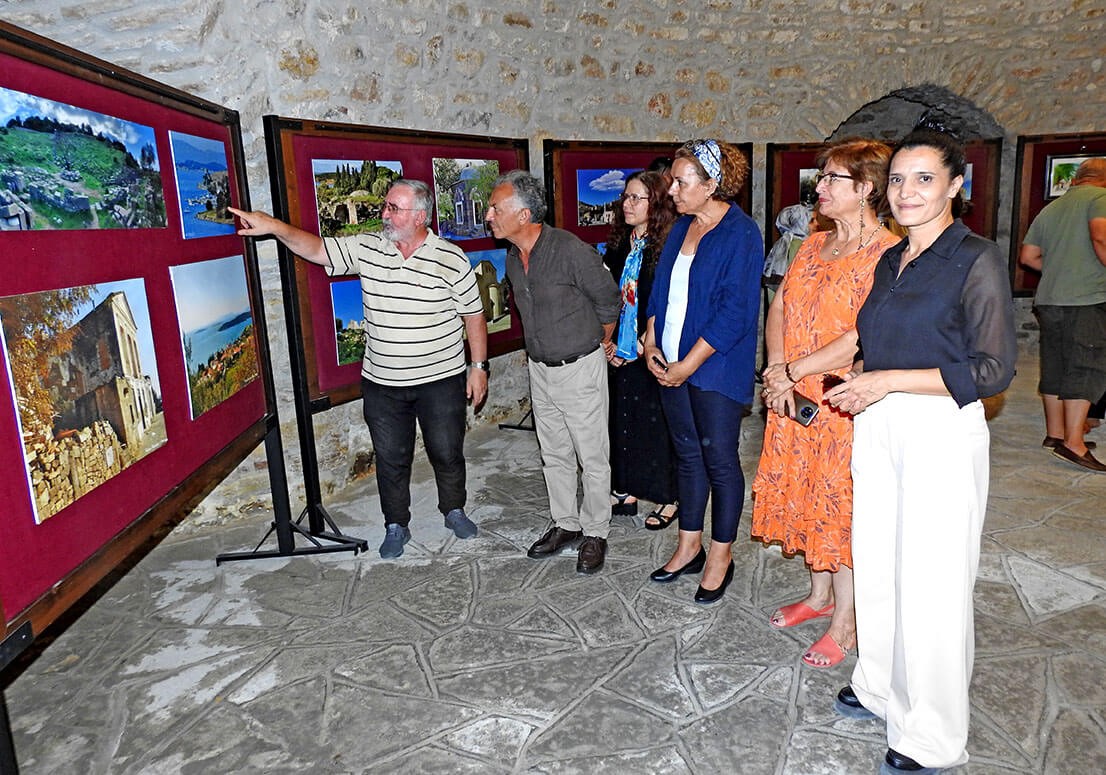 Çeşme’nin tarihi yapıları resim ve fotoğraf karelerinde hayat buldu