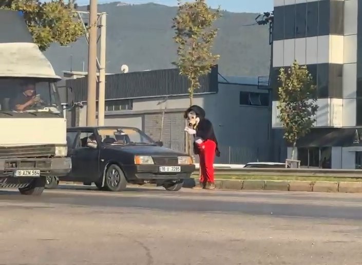 Mendil satıcısı ’Miki Fare’ büyük ilgi gördü