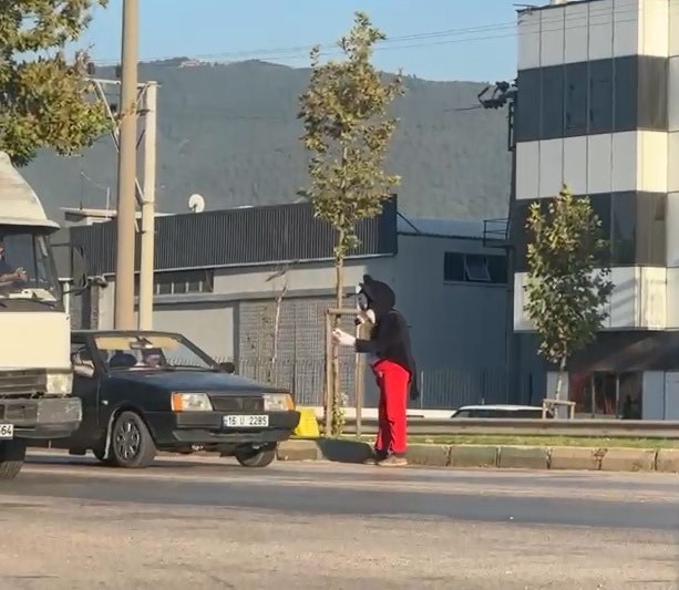 Mendil satıcısı ’Miki Fare’ büyük ilgi gördü