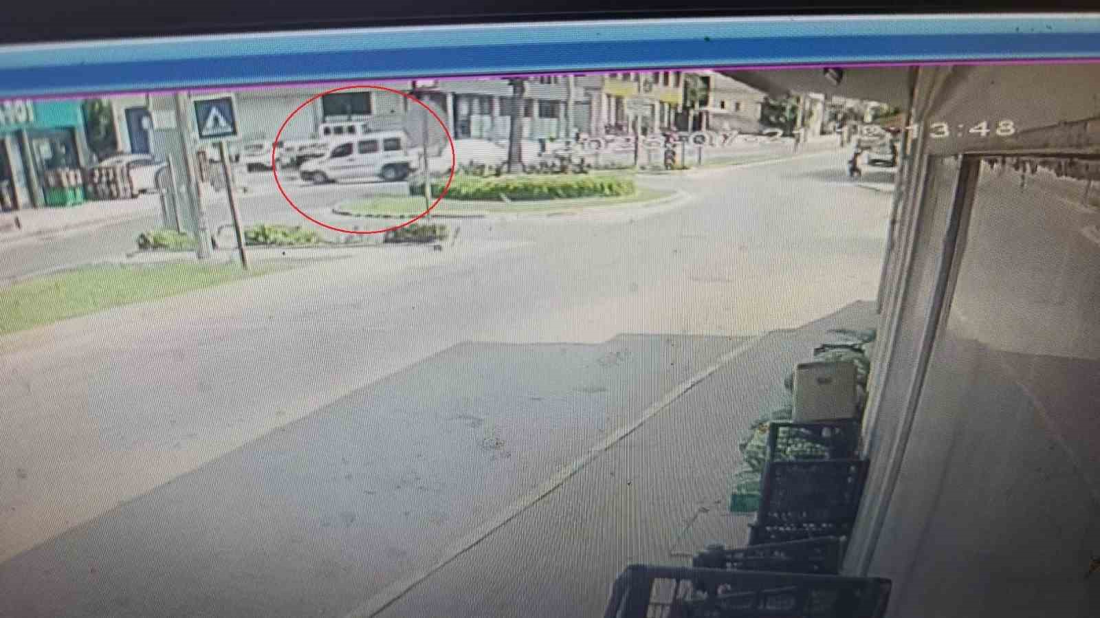 Hafif ticari arac&ccedil; ile motosiklet &ccedil;arpıştı: 1 yaralı
