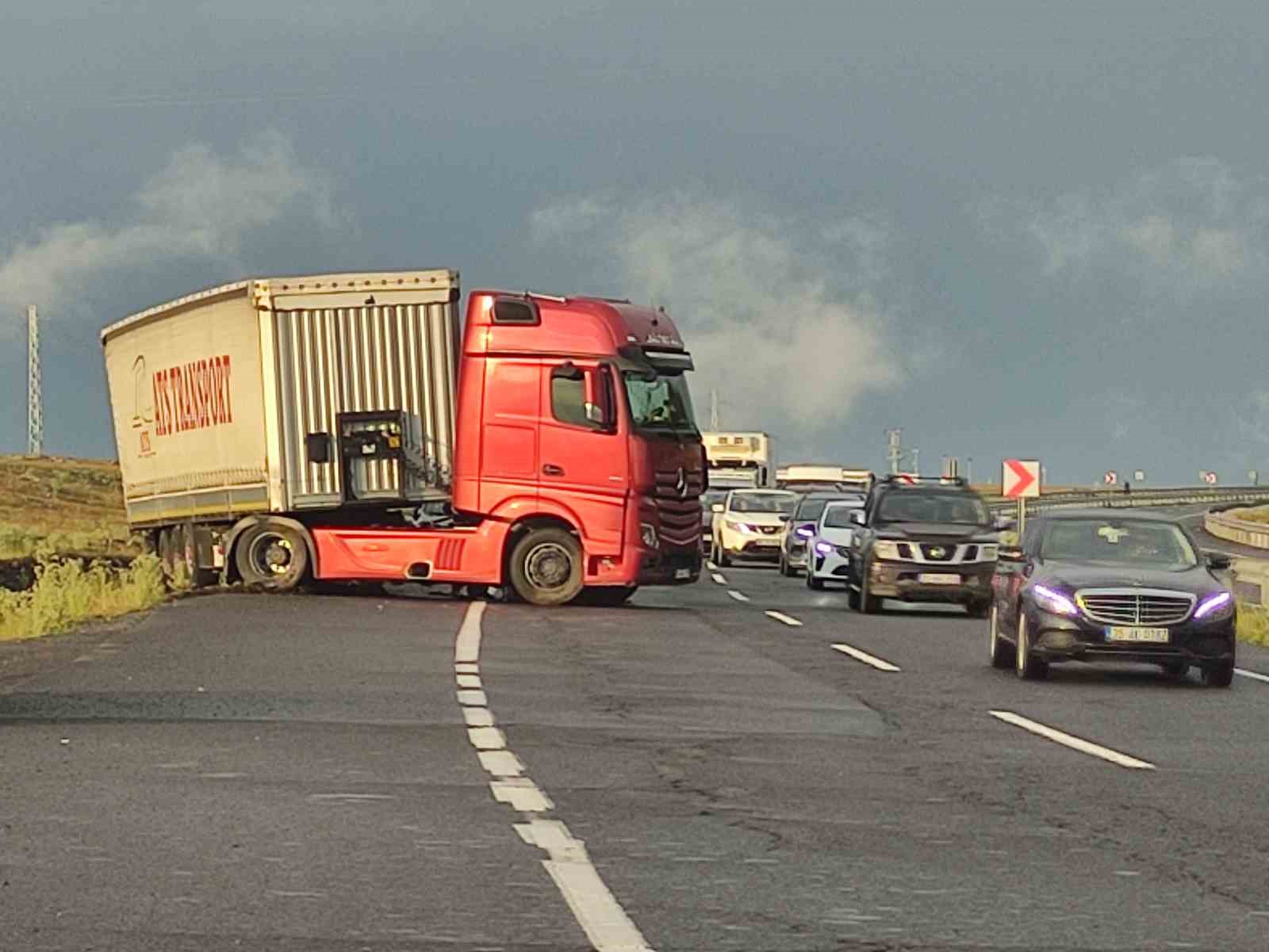 Kayan tır yolu kapattı: 4 kilometrelik kuyruk oluştu