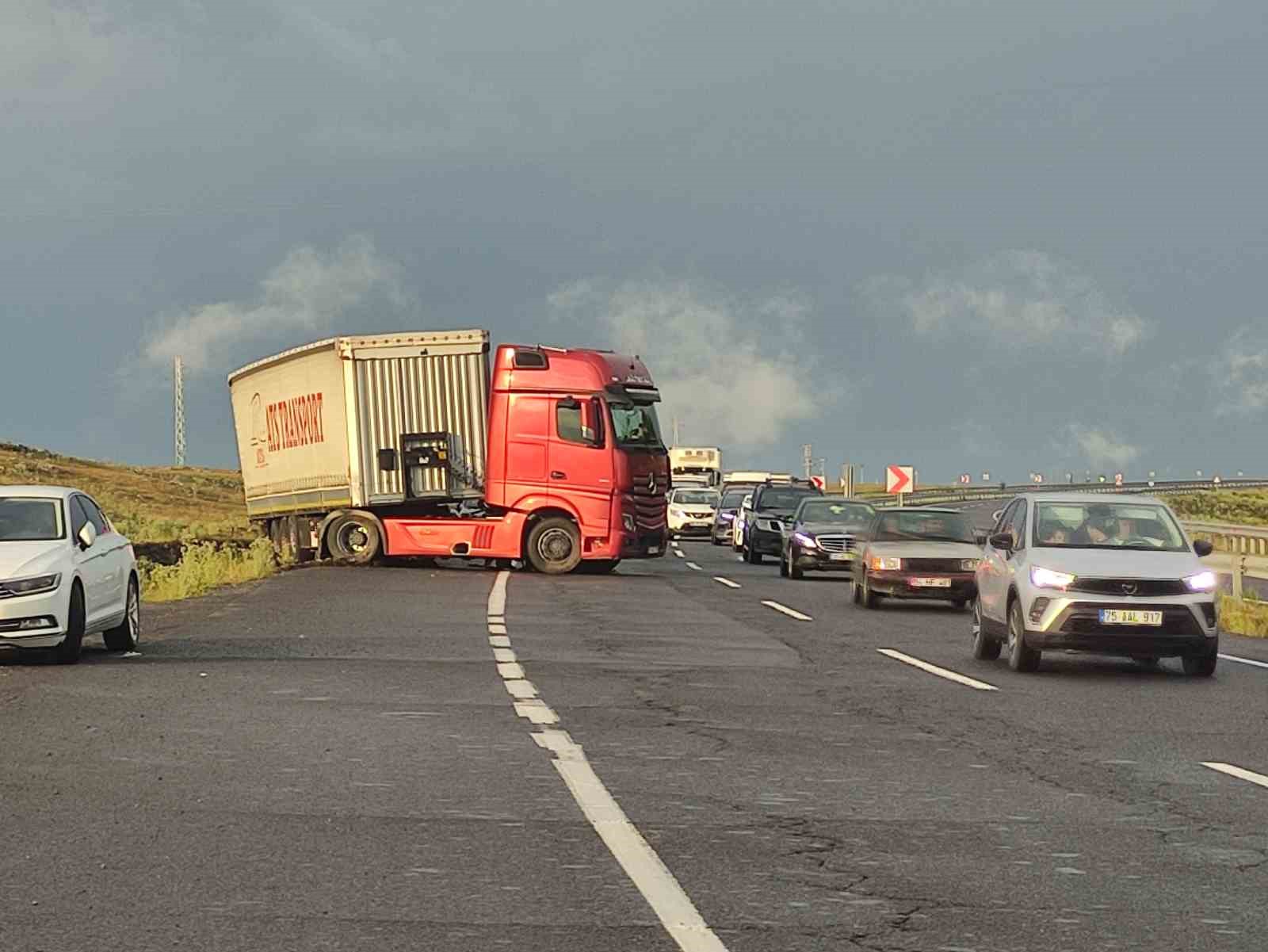 Kayan tır yolu kapattı: 4 kilometrelik kuyruk oluştu