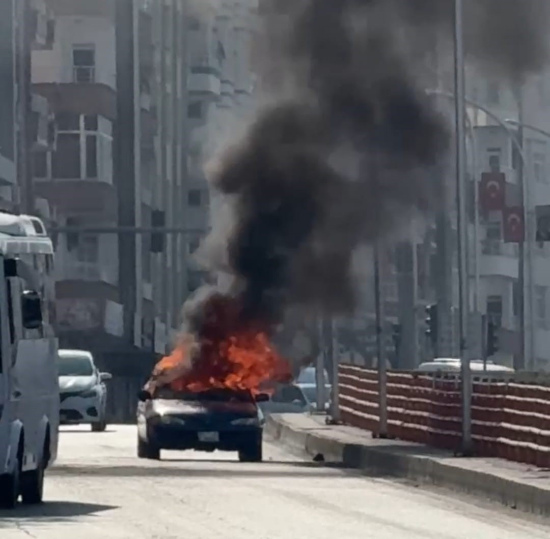 Batman’da seyir halindeki otomobil alevlere teslim oldu