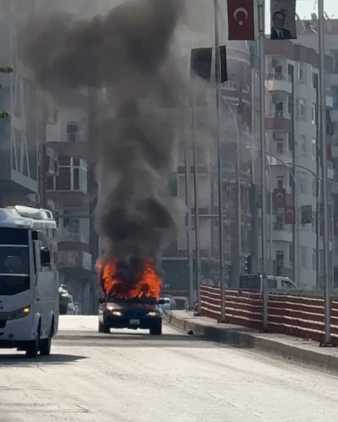 Batman’da seyir halindeki otomobil alevlere teslim oldu
