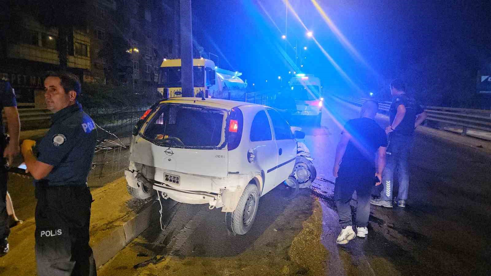 Refüjdeki bariyerlere çarpıp hurdaya dönen araçtan burnu bile kanamadan çıktı