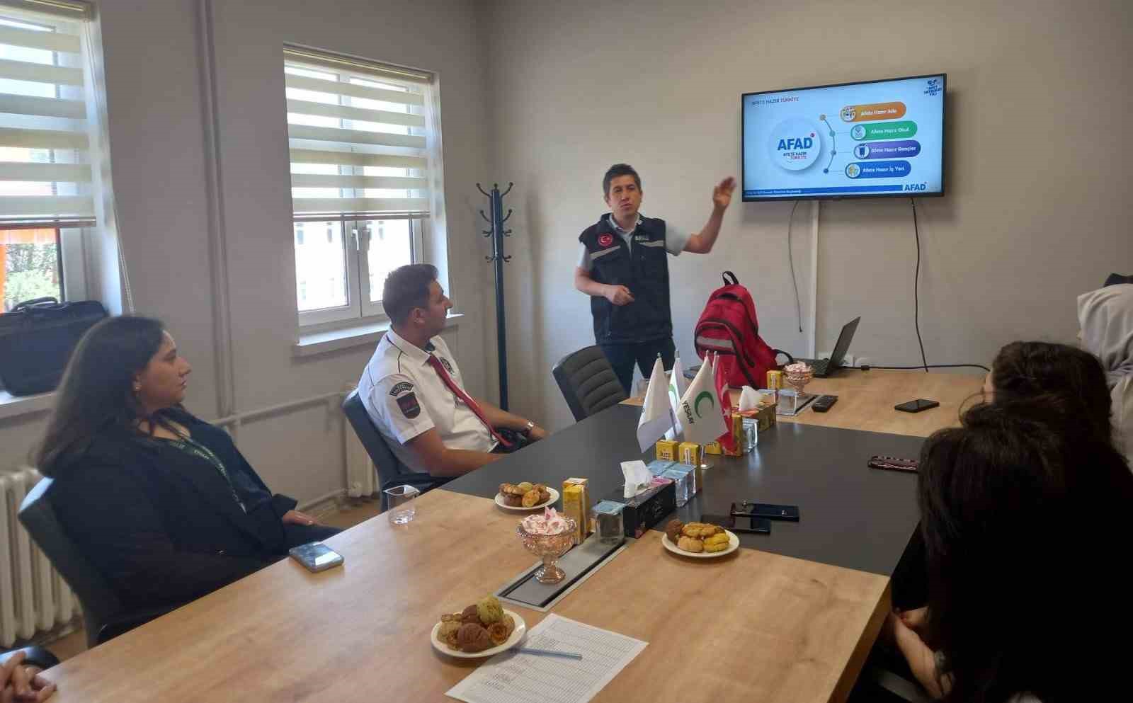 Bayburt’ta Yeşilay personeline afet ve yangın farkındalık eğitimi verildi