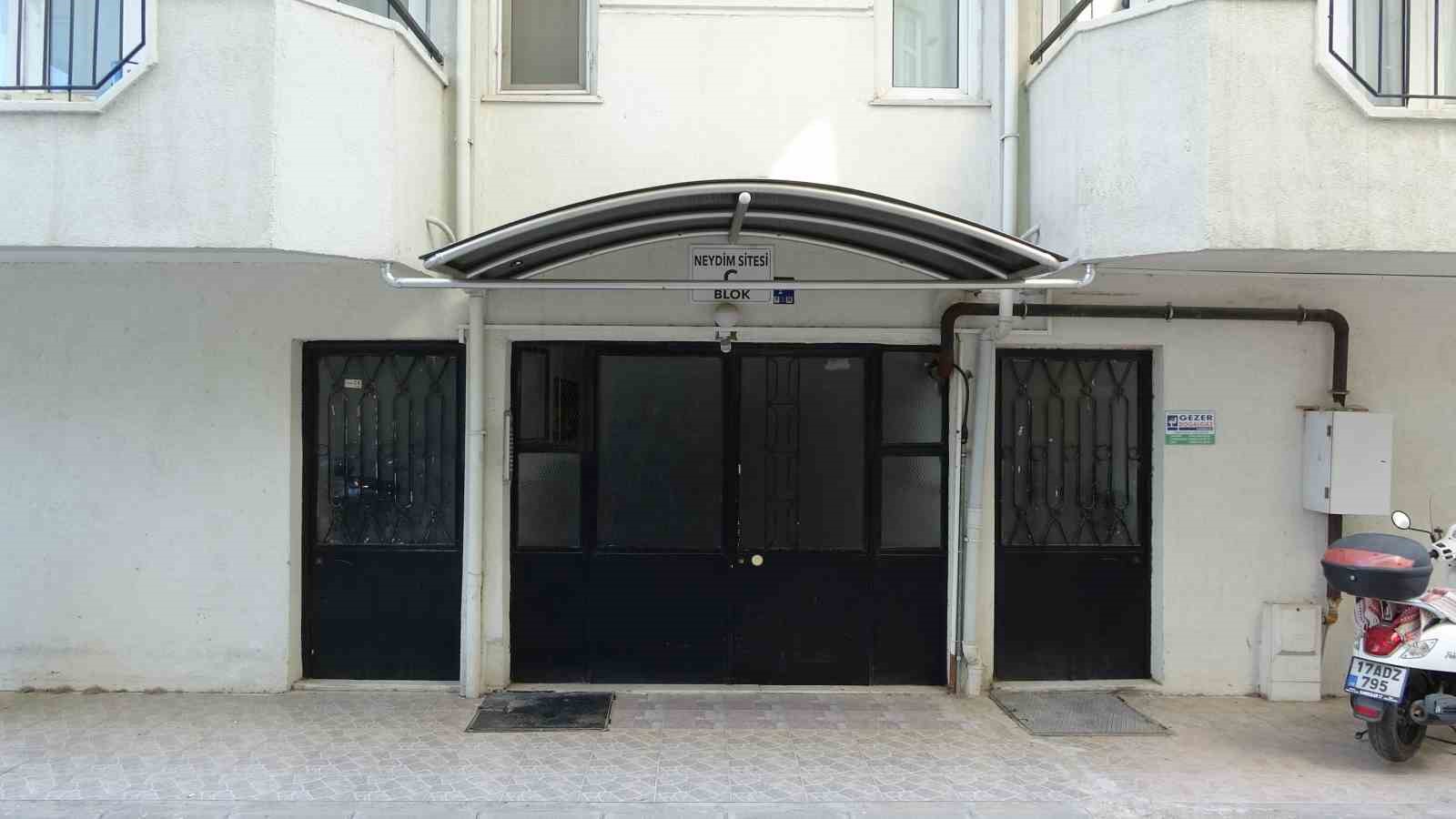 Çanakkale’de 2 gün sevgilisinin streç filme sarılı cesediyle aynı evde yaşadı