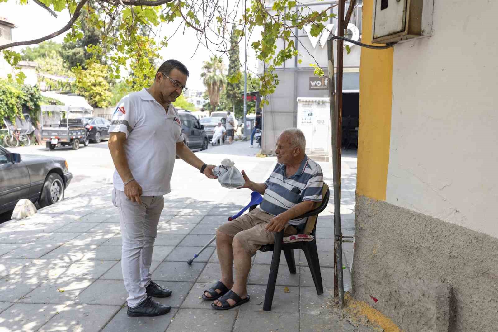 Mersin&rsquo;de her g&uuml;n bin 900 haneye sıcak yemek ulaştırılıyor
