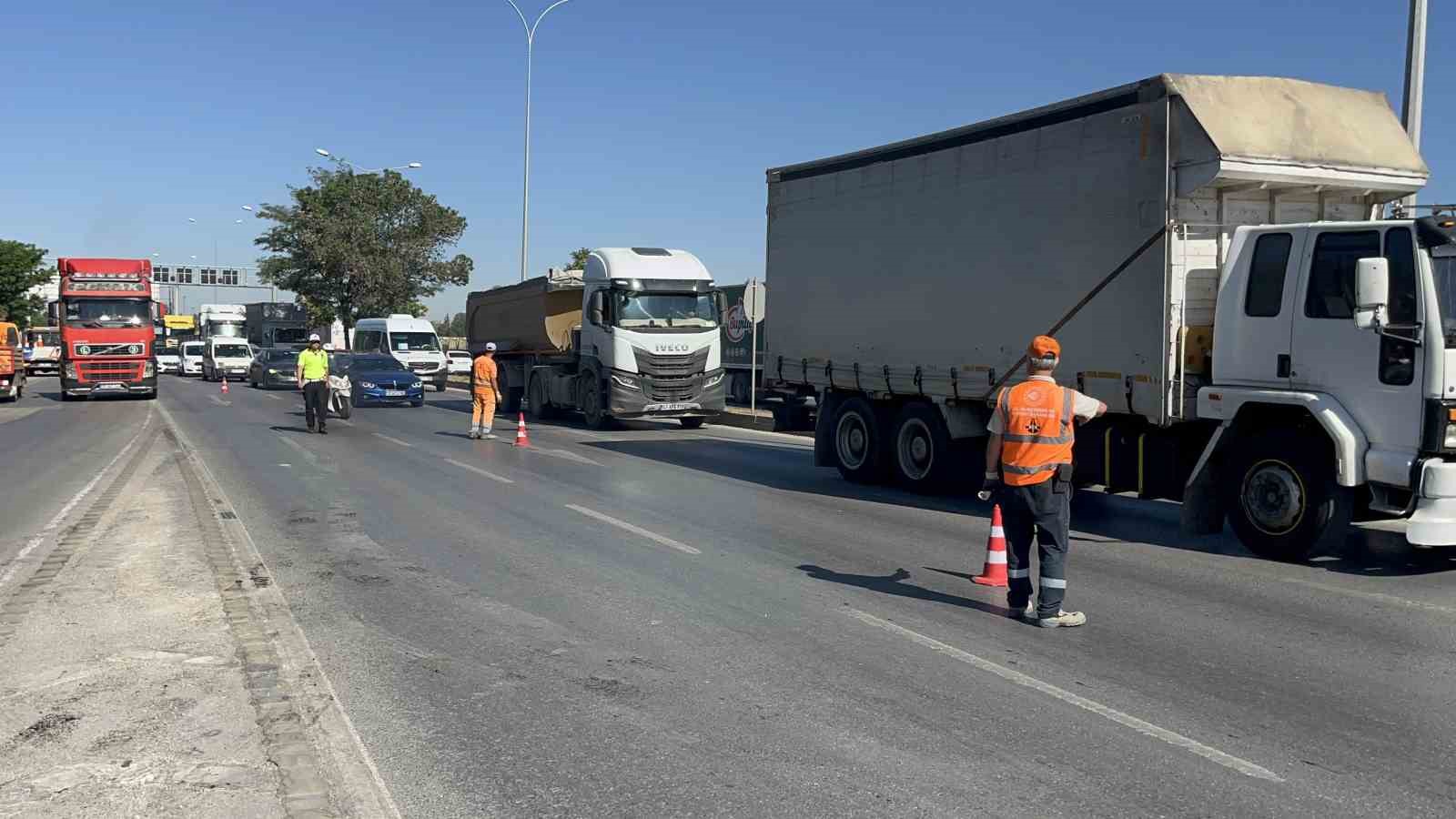 Kontrolden çıkan tır bariyerleri biçti