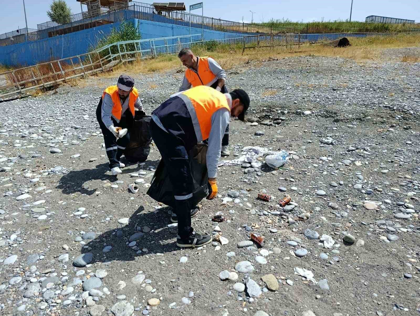 Van Büyükşehir Belediyesinden ‘Mavi Bayraklı Halk Plajı’nda temizlik çalışması