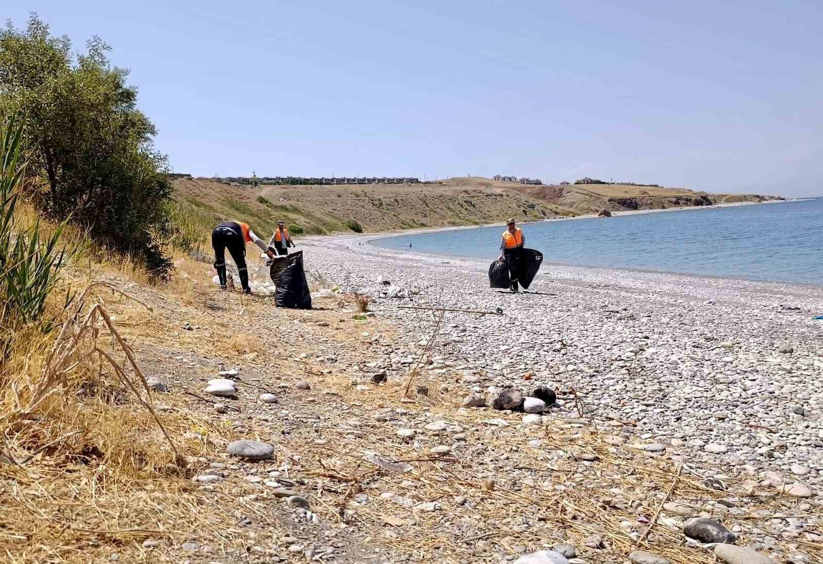 Van Büyükşehir Belediyesinden ‘Mavi Bayraklı Halk Plajı’nda temizlik çalışması