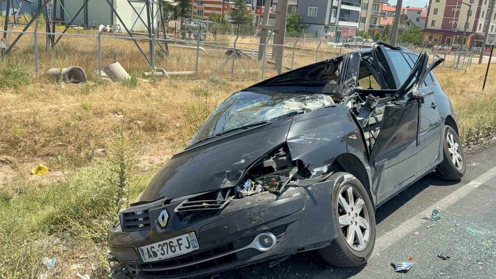 Tıra arkadan &ccedil;arpan yabancı plakalı otomobil s&uuml;r&uuml;c&uuml;s&uuml; yaralandı
