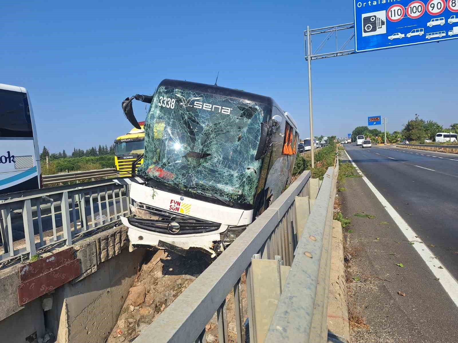 Antalya’da kaza yapan tur otobüsü, köprüden düşmek üzereyken durabildi