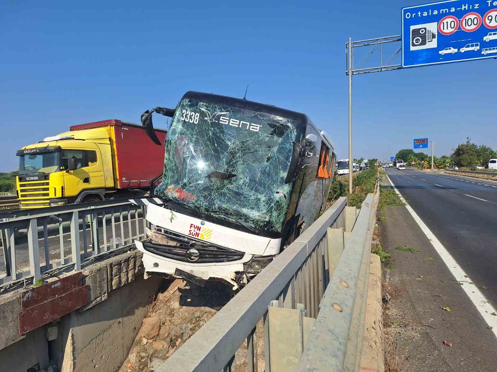 Antalya’da kaza yapan tur otobüsü, köprüden düşmek üzereyken durabildi