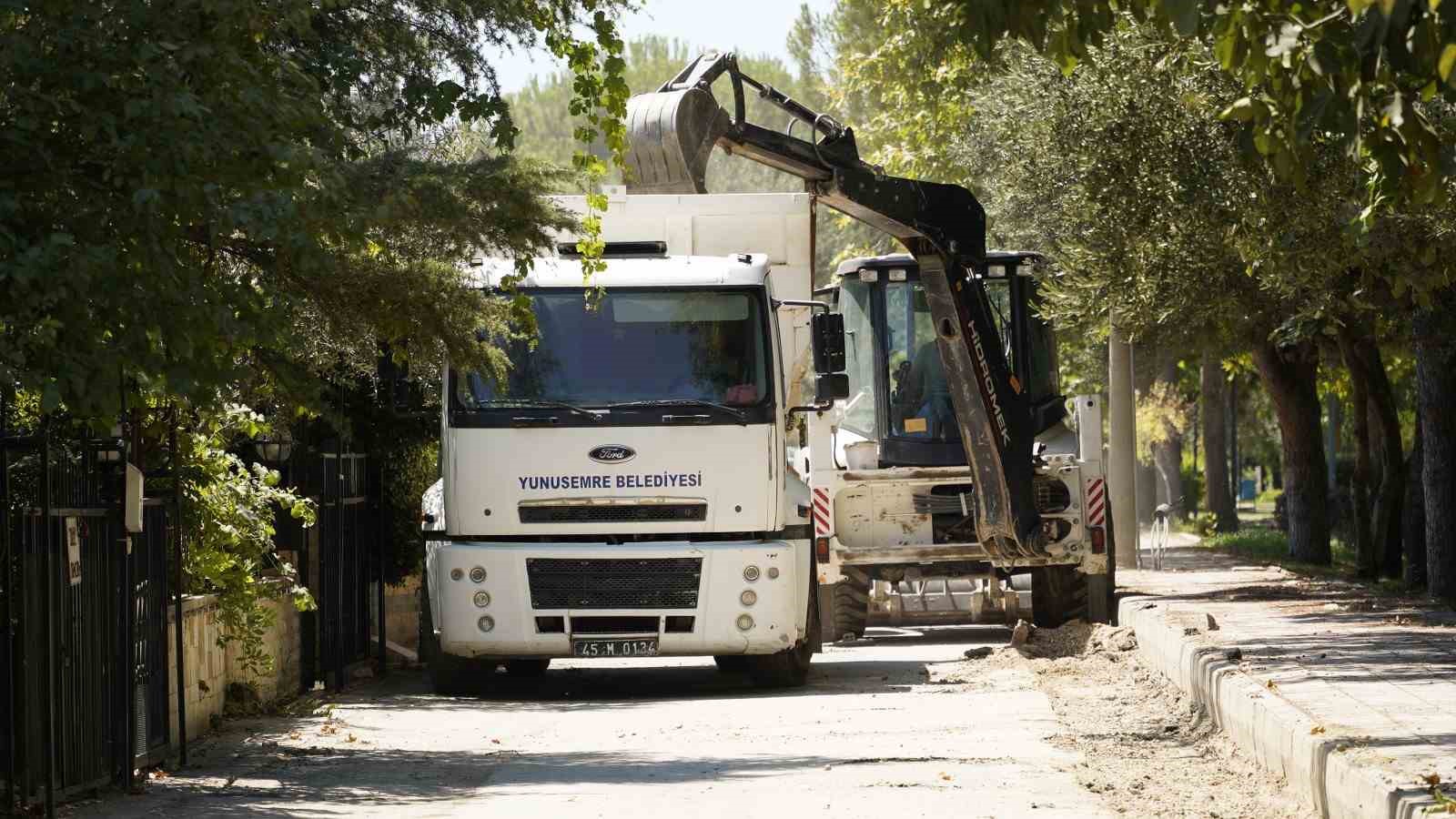Yunusemre Belediyesinden bozulan yollara m&uuml;dahale
