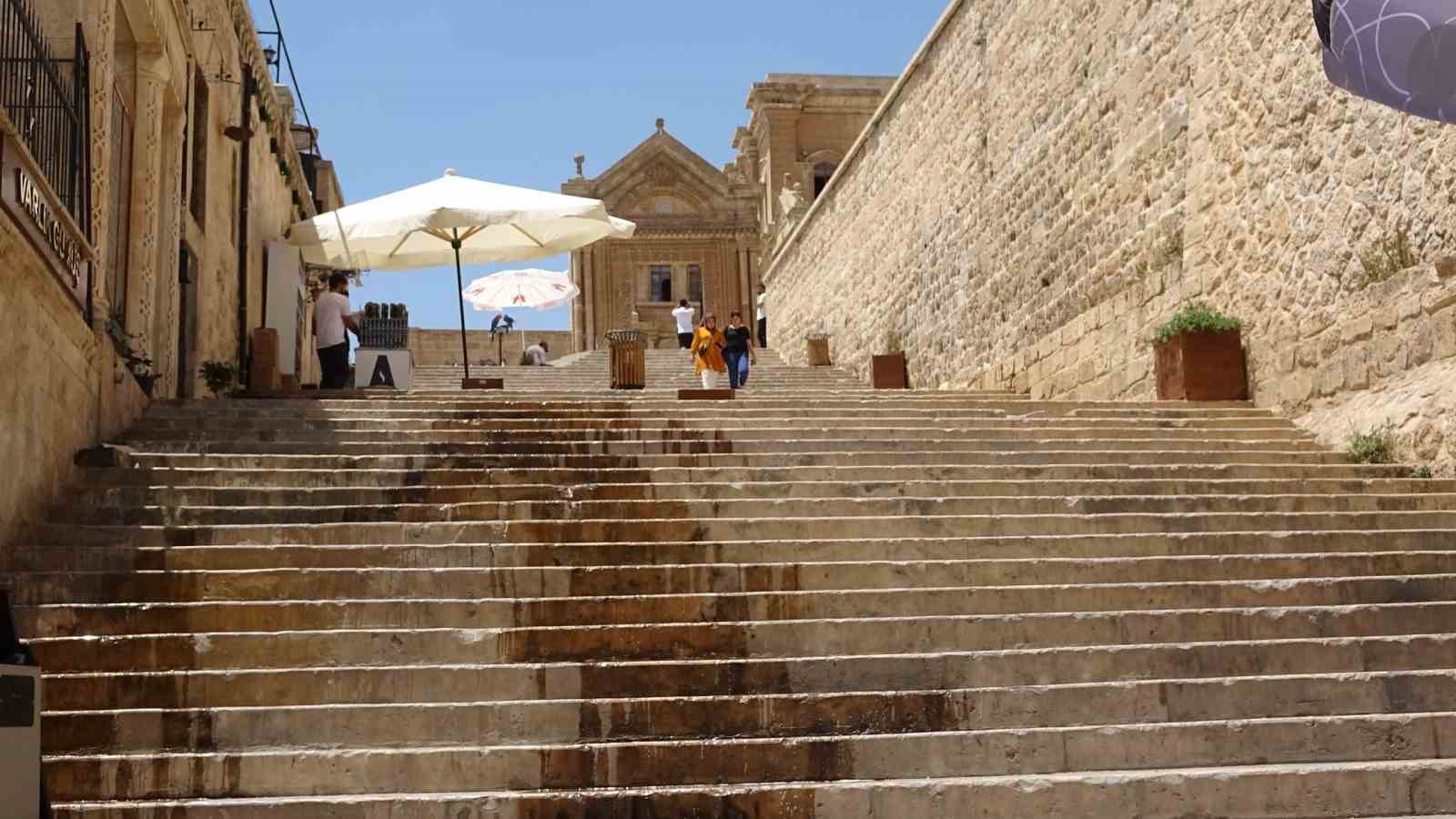 Mardin’de sıcaklar arttı, sokaklar boş kaldı