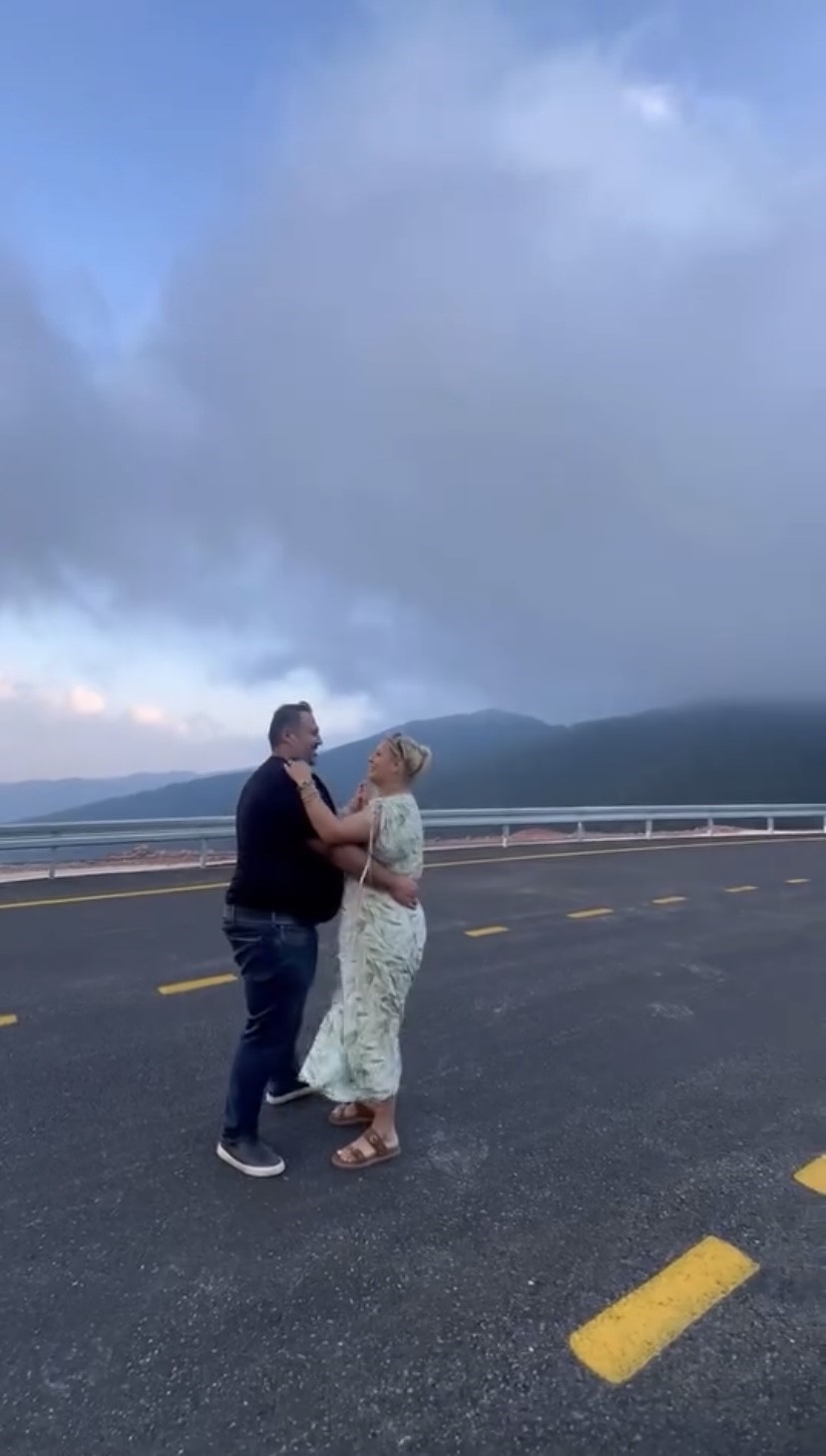 Manzarasıyla mest eden yolda ilgi odağı olan dans