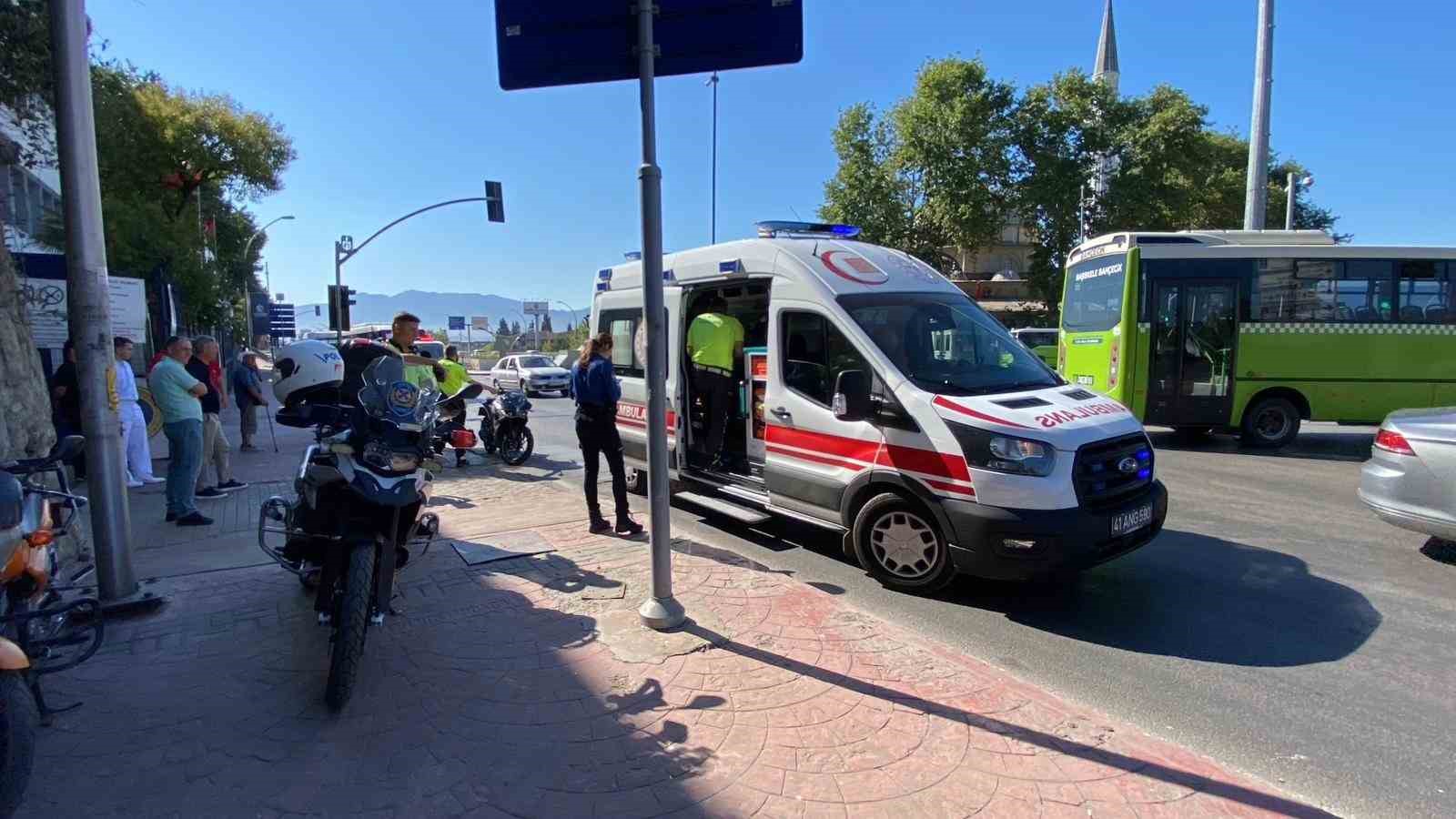 Trafik ışıklarındaki yayaya motosiklet çarptı: Sürücü ve yaya yaralı
