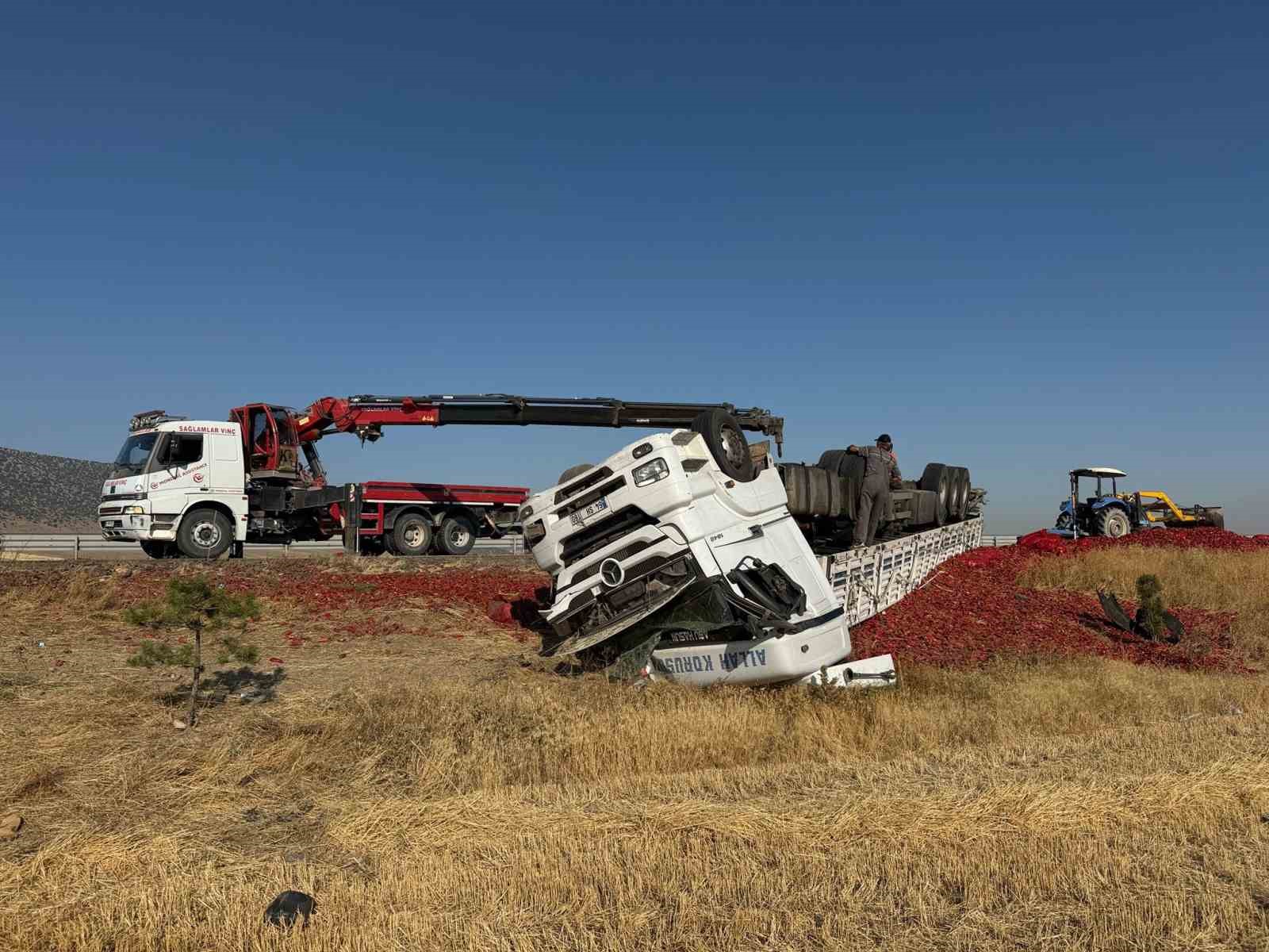 20 ton salçalık biber kazada çevreye dağılarak ziyan oldu