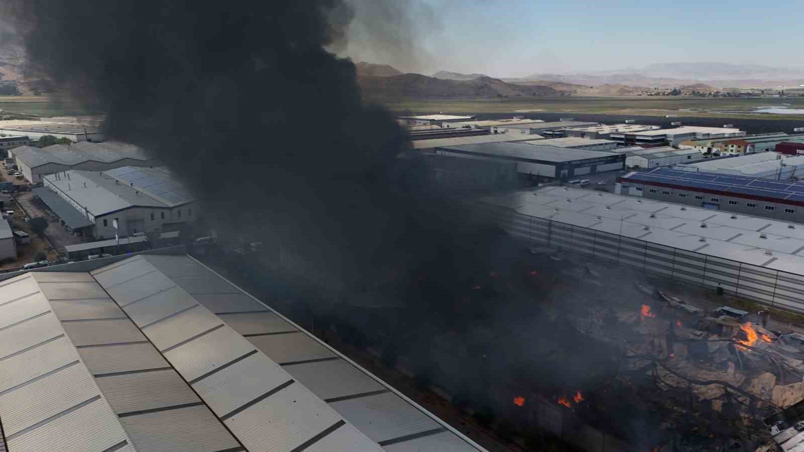 Kayseri&rsquo;de mobilya fabrikası yangını
