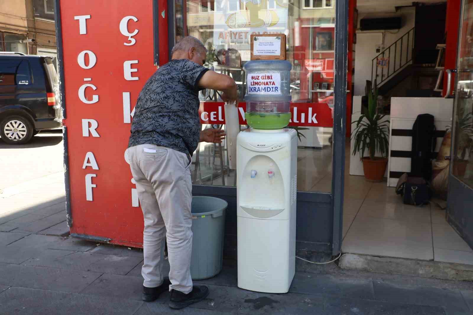 Bunaltıcı sıcaklarda bitkin düşenleri serinleten ikram