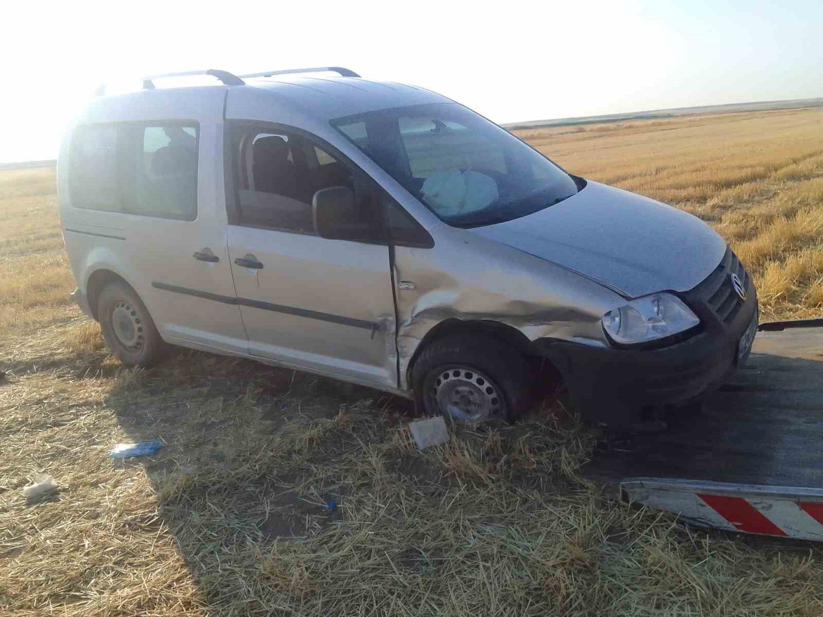 Kaza yapan hafif ticari araçta 3 kişi yaralandı