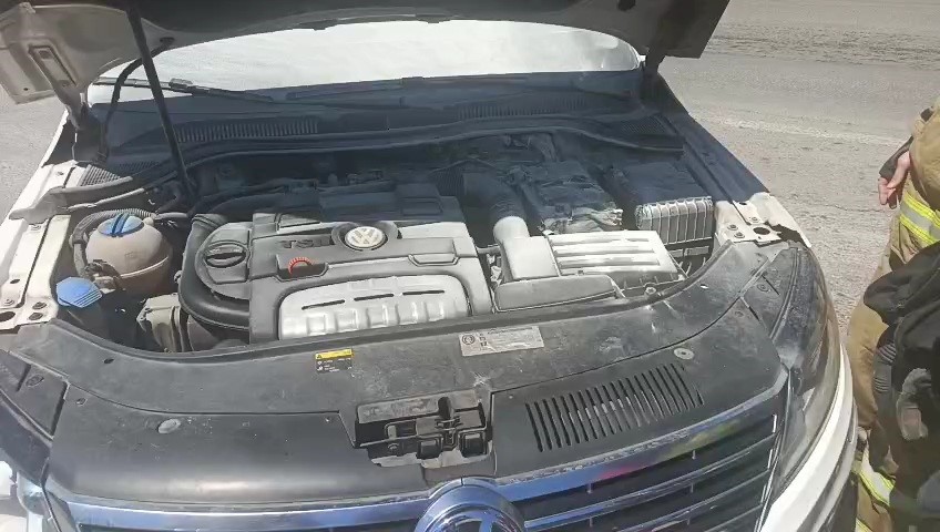 Otomobilden yükselen dumanlar paniğe neden oldu